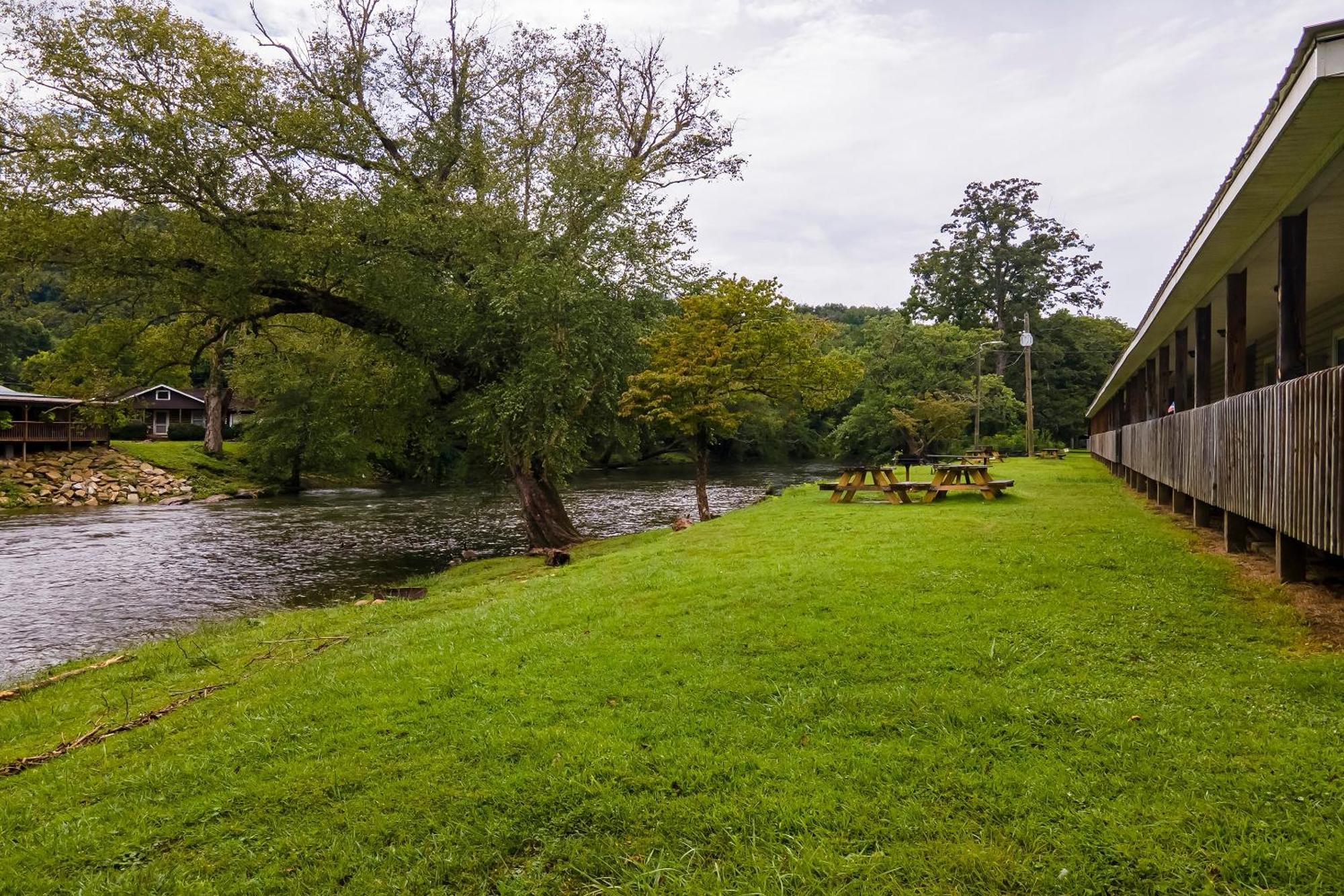 Lloyd'S On The River Country Inn By Oyo Bryson City Dış mekan fotoğraf